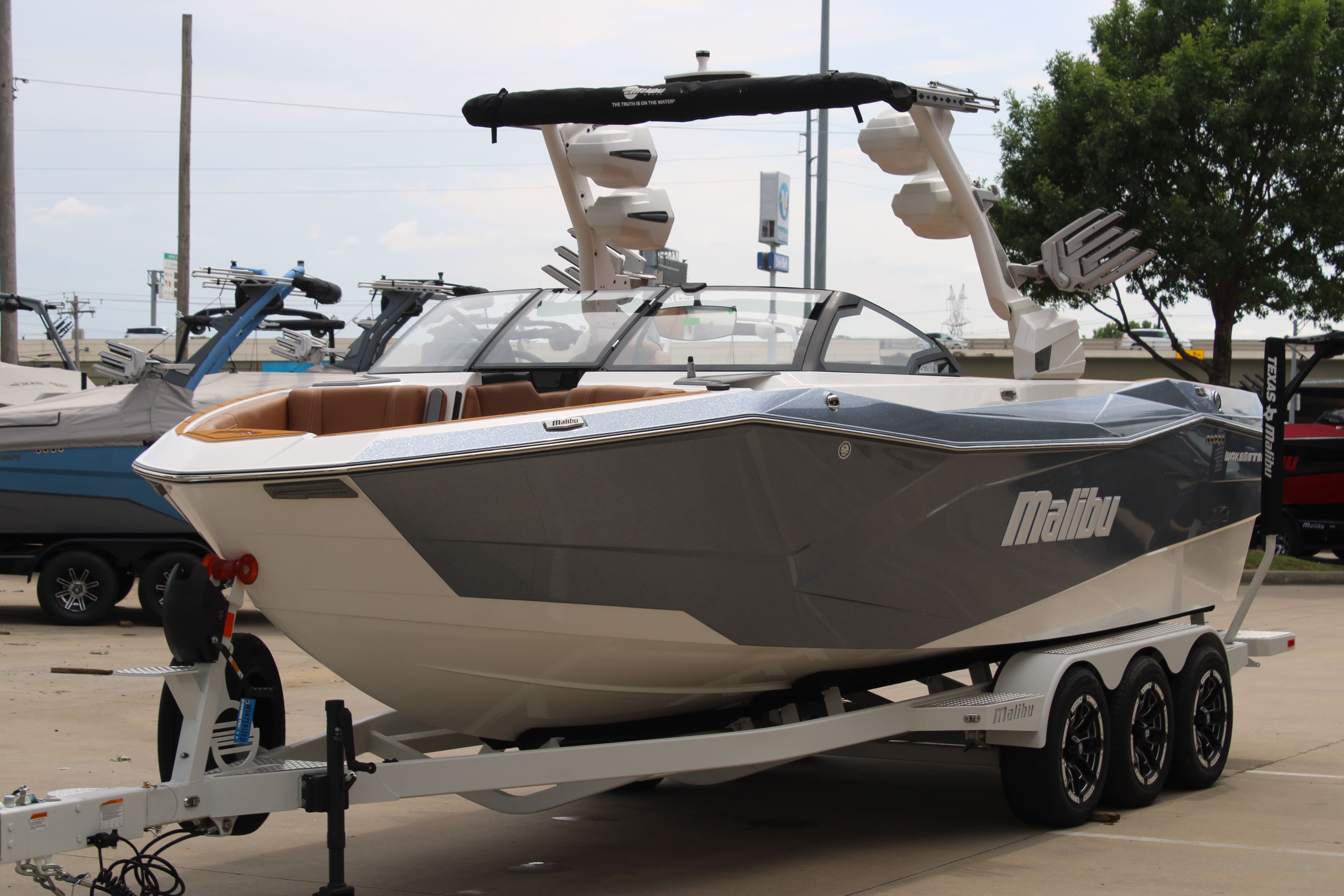 2025 Malibu 26 LSV Icon